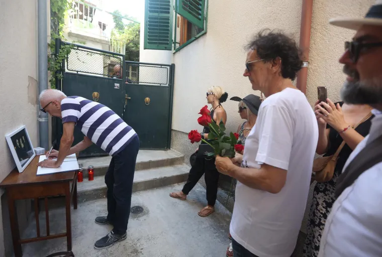 Šibenčani se oprostili od obitelji Dedić: Okupili se i odali počast