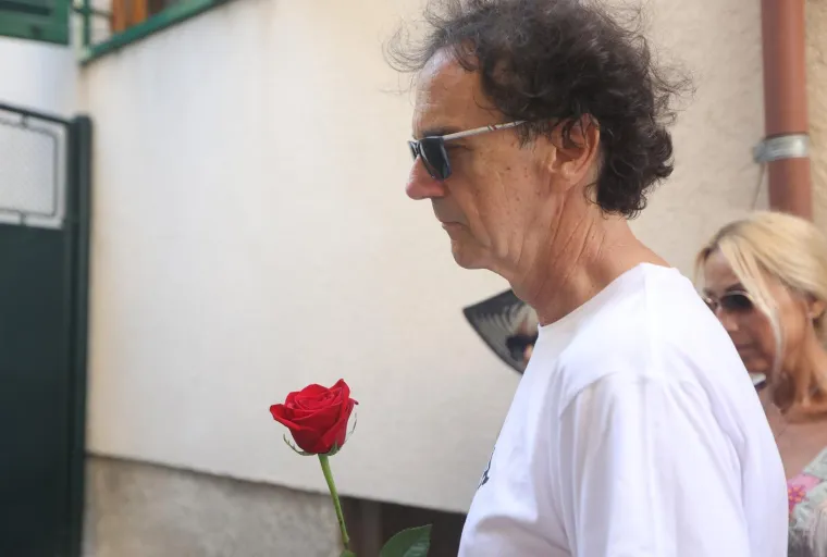 Šibenčani se oprostili od obitelji Dedić: Okupili se i odali počast