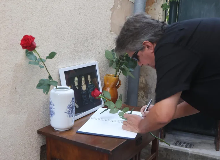 &Scaron;ibenčani se oprostili od obitelji Dedić: Okupili se i odali počast