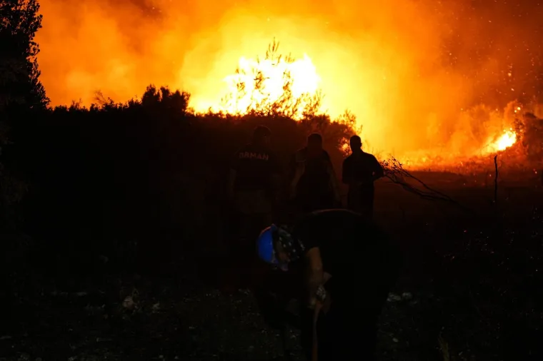 Apokaliptični prizori: Požari gutaju sve pred sobom, 700 ljudi bori se s vatrenom stihijom