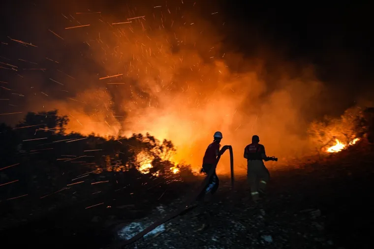 Apokaliptični prizori: Požari gutaju sve pred sobom, 700 ljudi bori se s vatrenom stihijom