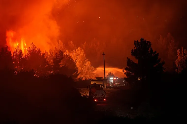 Apokaliptični prizori: Požari gutaju sve pred sobom, 700 ljudi bori se s vatrenom stihijom