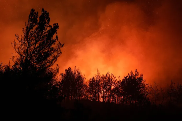 Apokaliptični prizori: Požari gutaju sve pred sobom, 700 ljudi bori se s vatrenom stihijom