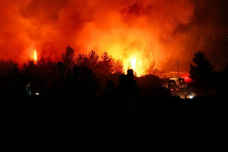 Apokaliptični prizori: Požari gutaju sve pred sobom, 700 ljudi bori se s vatrenom stihijom
