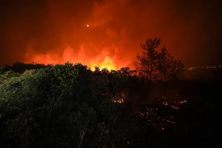 Apokaliptični prizori: Požari gutaju sve pred sobom, 700 ljudi bori se s vatrenom stihijom