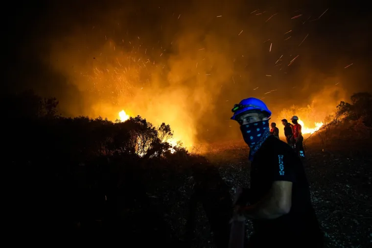 Apokaliptični prizori: Požari gutaju sve pred sobom, 700 ljudi bori se s vatrenom stihijom