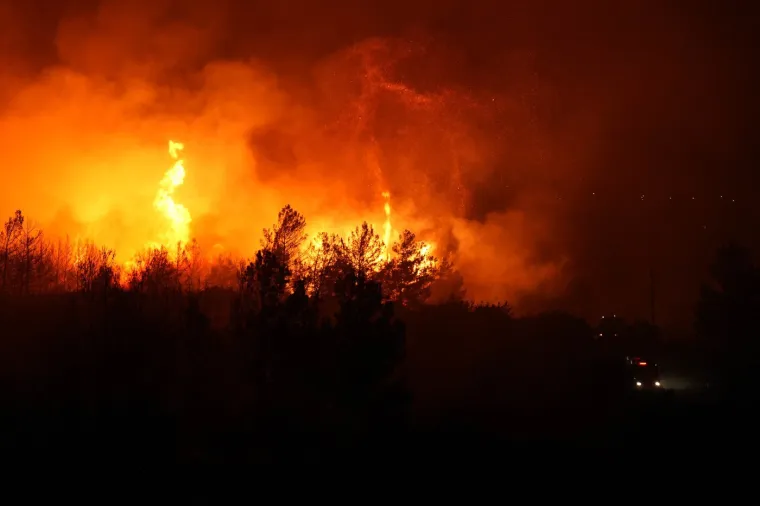 Apokaliptični prizori: Požari gutaju sve pred sobom, 700 ljudi bori se s vatrenom stihijom