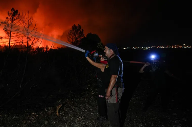 Apokaliptični prizori: Požari gutaju sve pred sobom, 700 ljudi bori se s vatrenom stihijom
