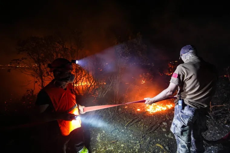 Apokaliptični prizori: Požari gutaju sve pred sobom, 700 ljudi bori se s vatrenom stihijom