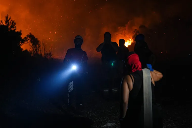 Apokaliptični prizori: Požari gutaju sve pred sobom, 700 ljudi bori se s vatrenom stihijom