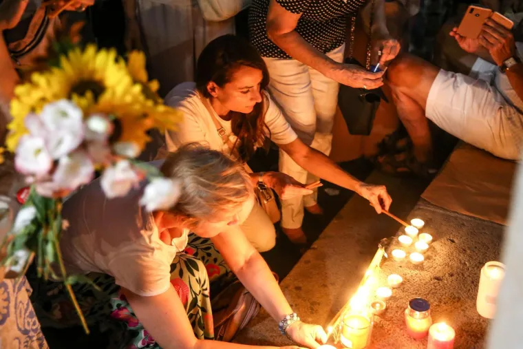 Oproštaj od Gabi Novak, Arsena i Matije: Tuga na licima, polagali cvijeće i svijeće