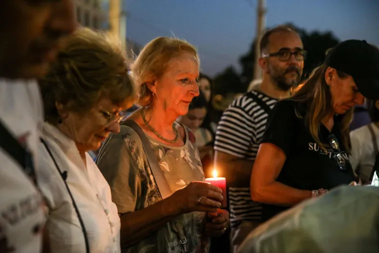 Oproštaj od Gabi Novak, Arsena i Matije: Tuga na licima, polagali cvijeće i svijeće