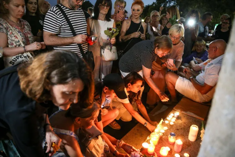 Oproštaj od Gabi Novak, Arsena i Matije: Tuga na licima, polagali cvijeće i svijeće