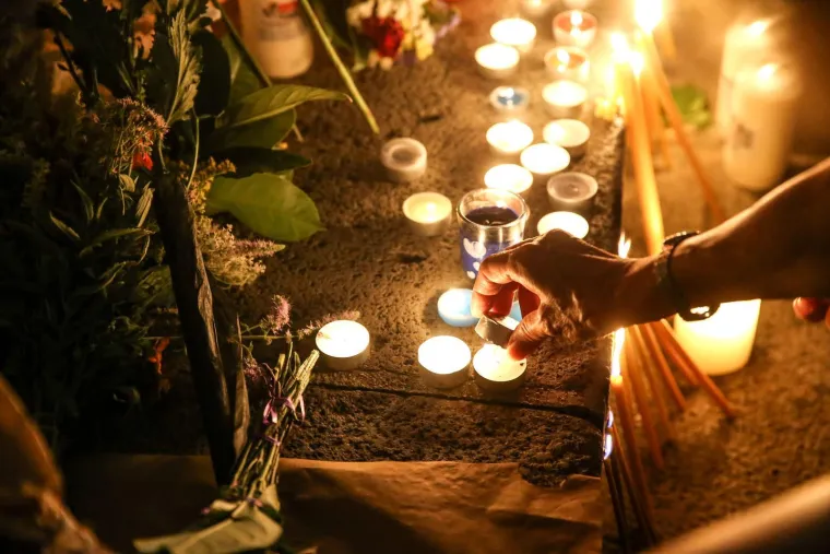 Oproštaj od Gabi Novak, Arsena i Matije: Tuga na licima, polagali cvijeće i svijeće