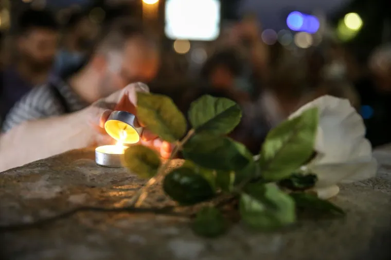 Oproštaj od Gabi Novak, Arsena i Matije: Tuga na licima, polagali cvijeće i svijeće