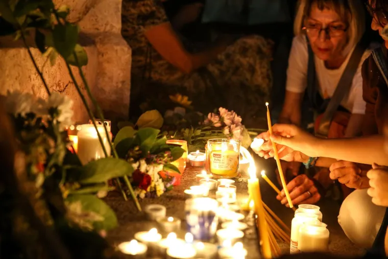 Oproštaj od Gabi Novak, Arsena i Matije: Tuga na licima, polagali cvijeće i svijeće