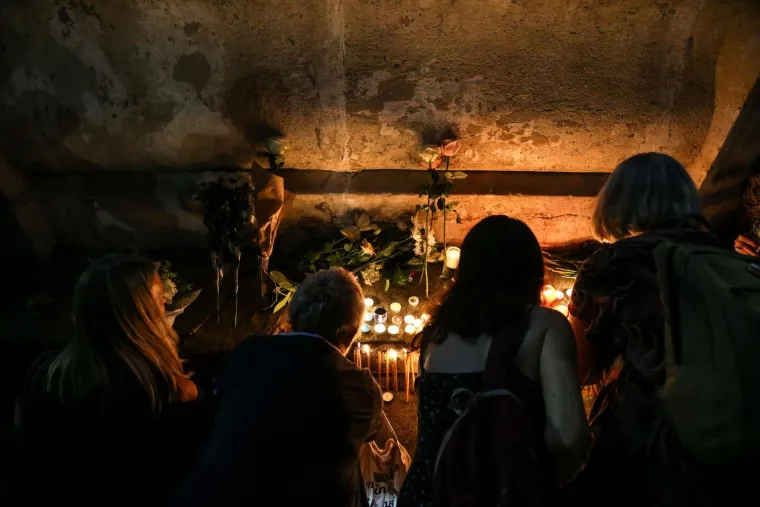 Oproštaj od Gabi Novak, Arsena i Matije: Tuga na licima, polagali cvijeće i svijeće