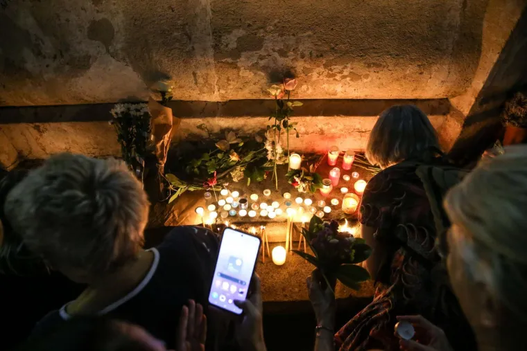 Oproštaj od Gabi Novak, Arsena i Matije: Tuga na licima, polagali cvijeće i svijeće