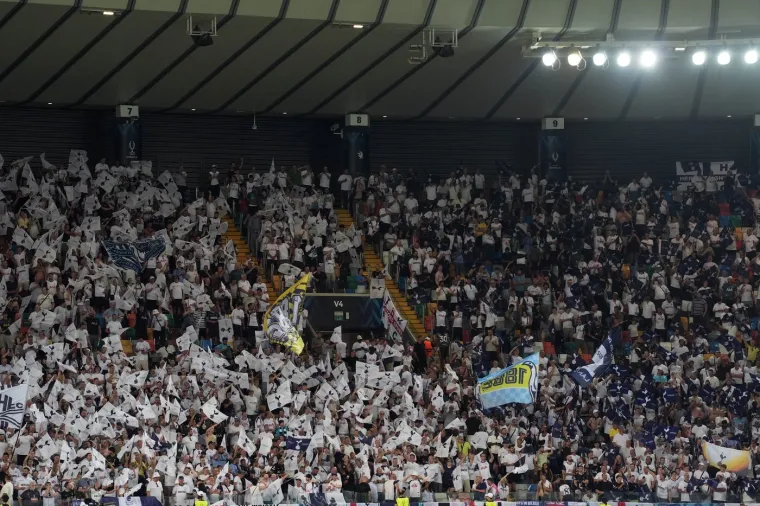 Kamere uhvatile biv&scaron;eg trenera Hajduka dok su navijači PSG-a krali &scaron;ou u Udinama