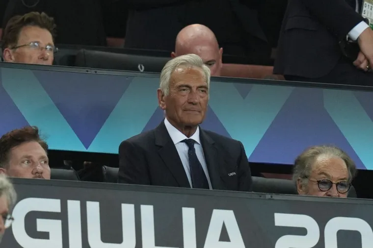 Kamere uhvatile biv&scaron;eg trenera Hajduka dok su navijači PSG-a krali &scaron;ou u Udinama