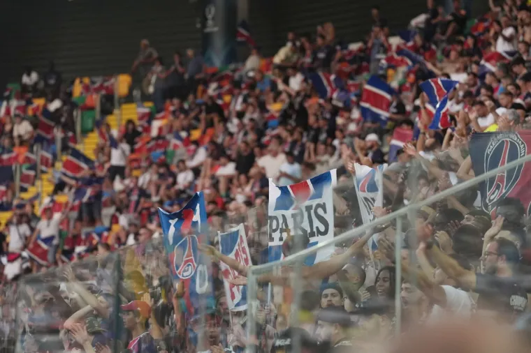 Kamere uhvatile biv&scaron;eg trenera Hajduka dok su navijači PSG-a krali &scaron;ou u Udinama