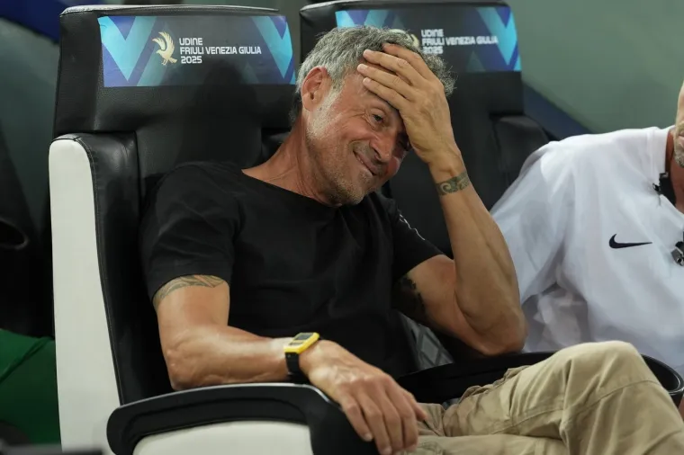 Kamere uhvatile biv&scaron;eg trenera Hajduka dok su navijači PSG-a krali &scaron;ou u Udinama