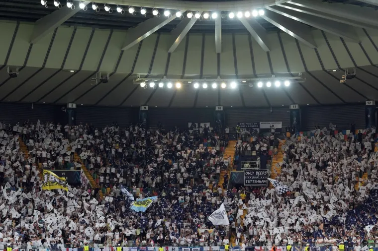 Kamere uhvatile biv&scaron;eg trenera Hajduka dok su navijači PSG-a krali &scaron;ou u Udinama