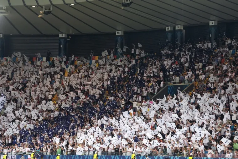 Kamere uhvatile biv&scaron;eg trenera Hajduka dok su navijači PSG-a krali &scaron;ou u Udinama