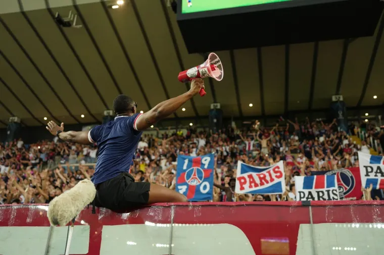 Kamere uhvatile bivšeg trenera Hajduka dok su navijači PSG-a krali šou u Udinama