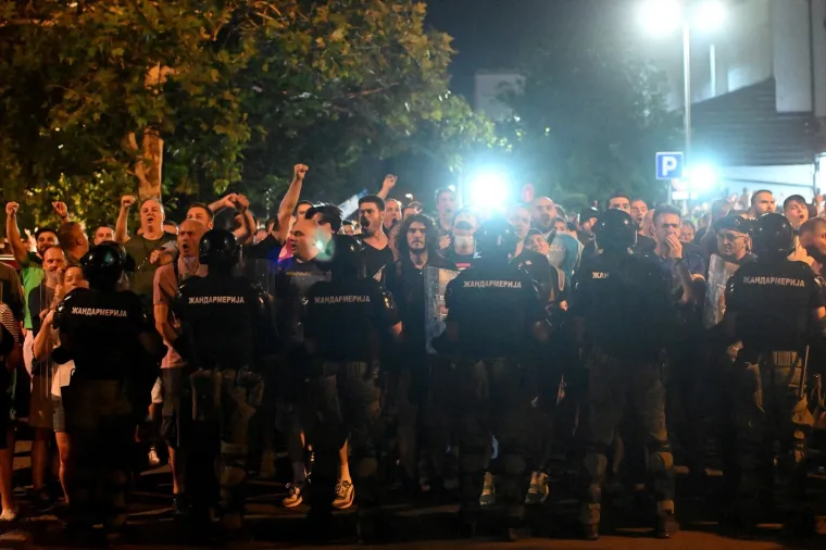 Ovako je Srbija izgledala sinoć: Detonacije, kaos i krv na ulici - potegnuo se i pištolj