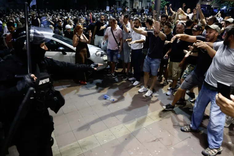 Ovako je Srbija izgledala sinoć: Detonacije, kaos i krv na ulici - potegnuo se i pištolj