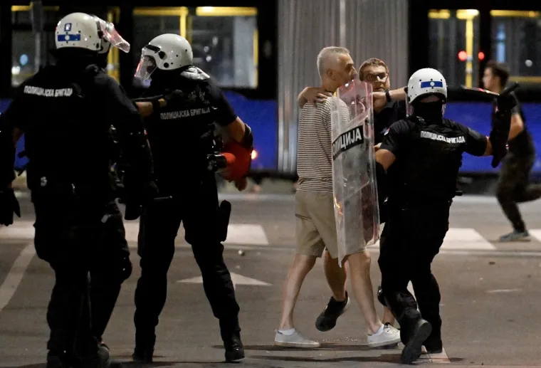 Ovako je Srbija izgledala sinoć: Detonacije, kaos i krv na ulici - potegnuo se i pištolj