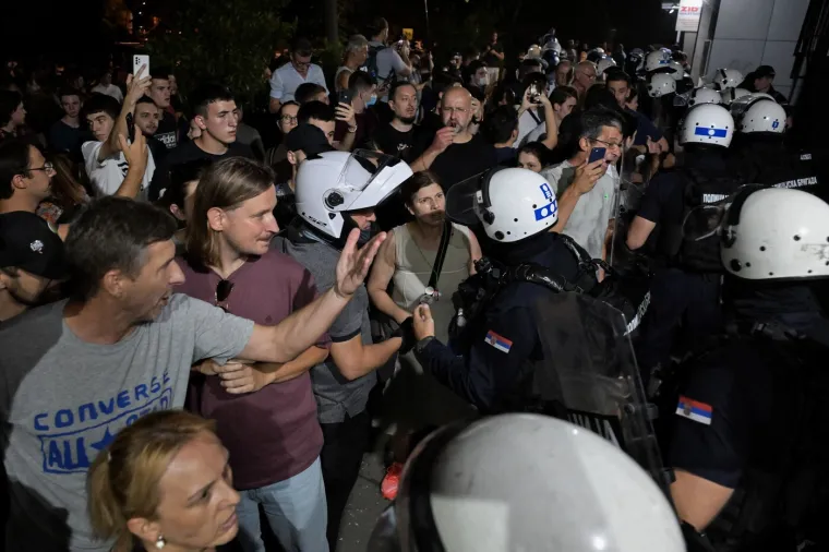 Ovako je Srbija izgledala sinoć: Detonacije, kaos i krv na ulici - potegnuo se i pištolj