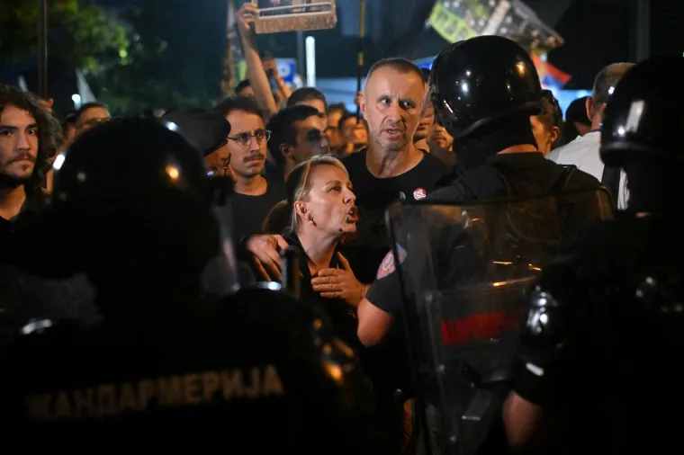 Ovako je Srbija izgledala sinoć: Detonacije, kaos i krv na ulici - potegnuo se i pištolj