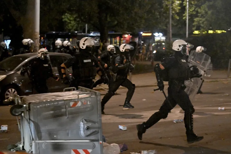 Ovako je Srbija izgledala sinoć: Detonacije, kaos i krv na ulici - potegnuo se i pištolj