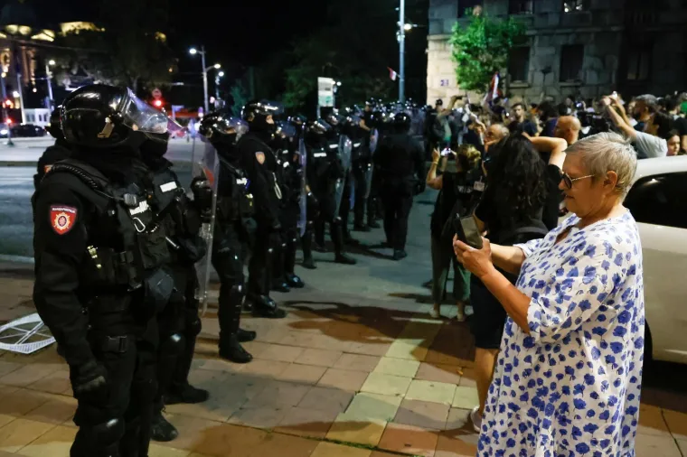 Ovako je Srbija izgledala sinoć: Detonacije, kaos i krv na ulici - potegnuo se i pištolj