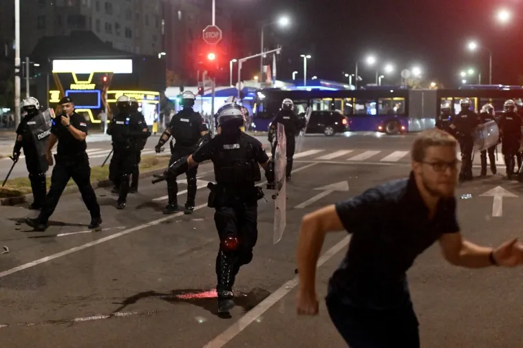 Ovako je Srbija izgledala sinoć: Detonacije, kaos i krv na ulici - potegnuo se i pištolj