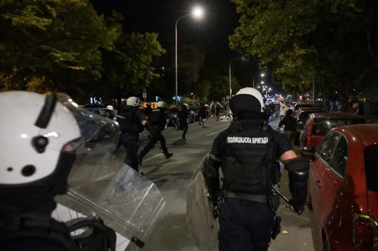 Ovako je Srbija izgledala sinoć: Detonacije, kaos i krv na ulici - potegnuo se i pištolj