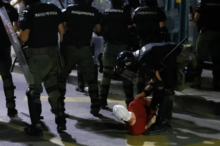 Ovako je Srbija izgledala sinoć: Detonacije, kaos i krv na ulici - potegnuo se i pištolj