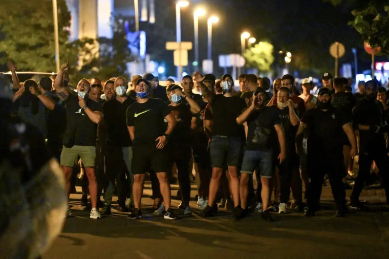 Ovako je Srbija izgledala sinoć: Detonacije, kaos i krv na ulici - potegnuo se i pištolj