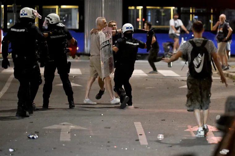 Ovako je Srbija izgledala sinoć: Detonacije, kaos i krv na ulici - potegnuo se i pištolj