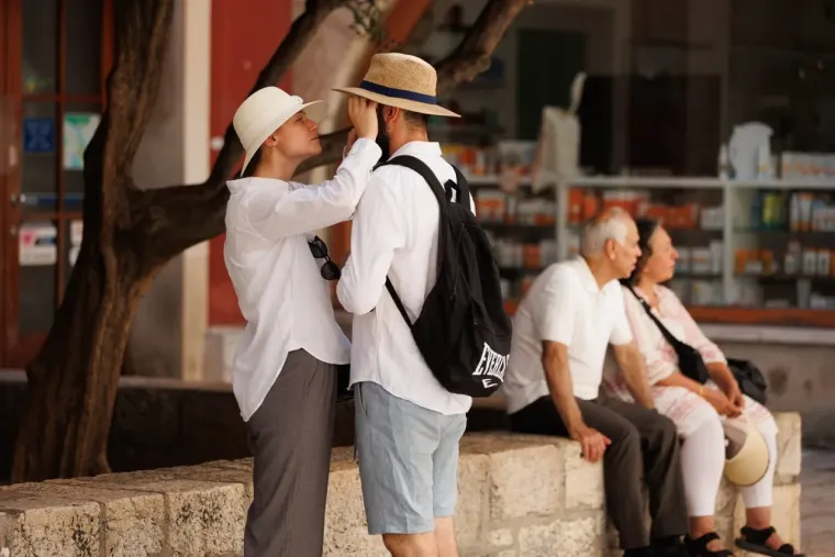Ništa ne pali kao crvena boja: Dama u suknji mamila poglede