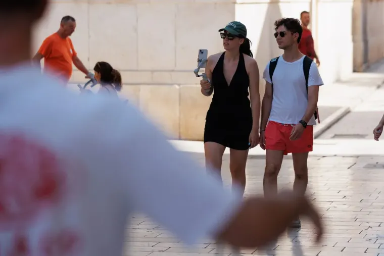 Ništa ne pali kao crvena boja: Dama u suknji mamila poglede