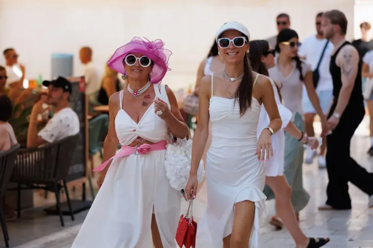 Ništa ne pali kao crvena boja: Dama u suknji mamila poglede