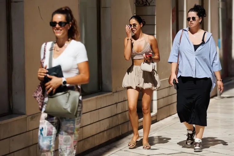 Ništa ne pali kao crvena boja: Dama u suknji mamila poglede