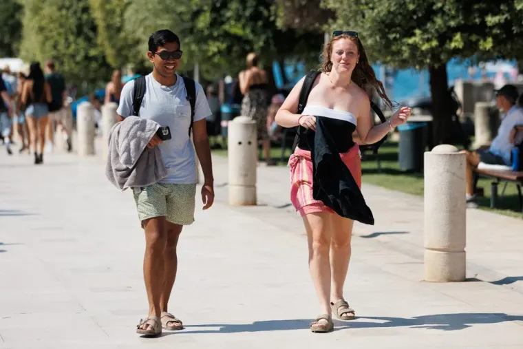 Ništa ne pali kao crvena boja: Dama u suknji mamila poglede