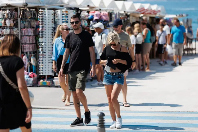 Ništa ne pali kao crvena boja: Dama u suknji mamila poglede