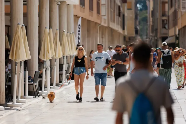 Ništa ne pali kao crvena boja: Dama u suknji mamila poglede