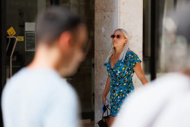 Ništa ne pali kao crvena boja: Dama u suknji mamila poglede