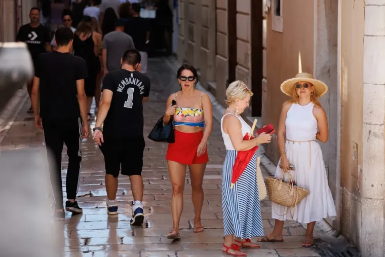 Ništa ne pali kao crvena boja: Dama u suknji mamila poglede